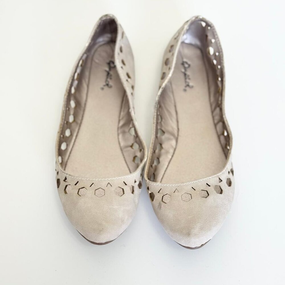 Women's Light Tan Cream Flats Shoes by Qupid, Size 6.5